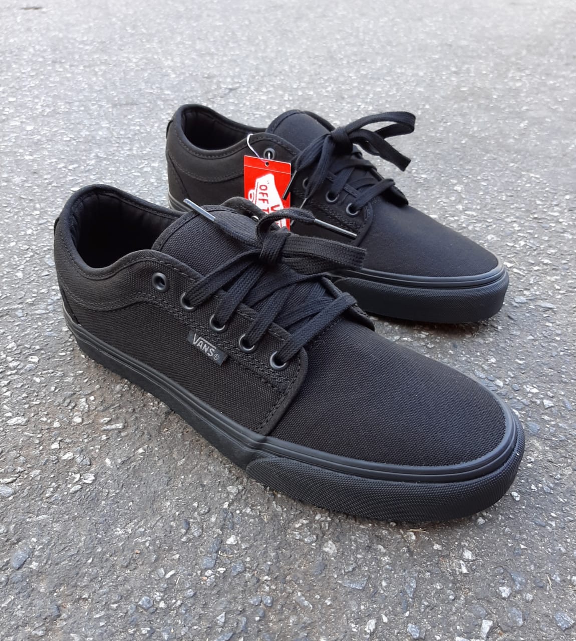 vans chukka low blackout